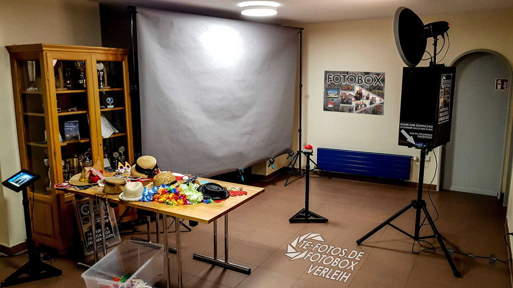 Fotobox Aufbau - Hintergrund, Buzzer & Photobooth mit Blitz Fotobox Aufbau - Hintergrund, Buzzer & Photobooth mit Blitz
