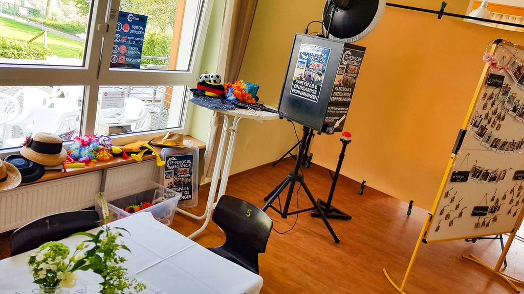 Fotobox Aufbau - Buzzer, Props & Studio Blitz sorgen für einzigartige Erinnerungen Fotobox Aufbau - Buzzer, Props & Studio Blitz sorgen für einzigartige Erinnerungen