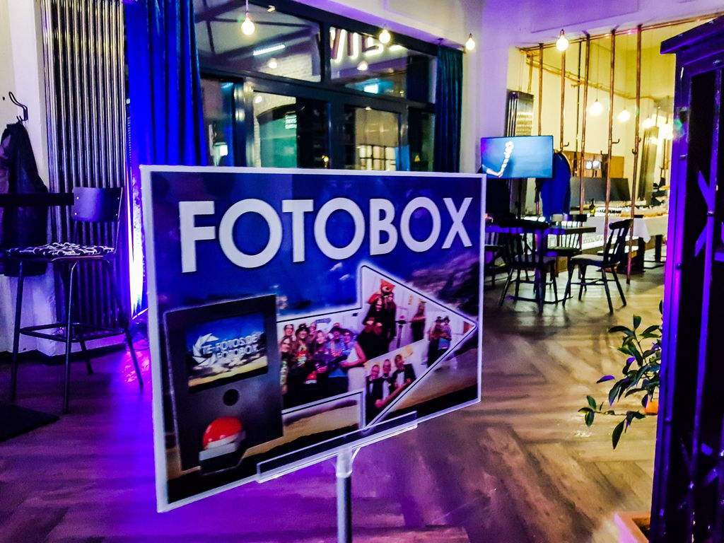 Fotobox Aufbau - Hintergrund, Buzzer & Photobooth mit Blitz Fotobox Aufbau - Hintergrund, Buzzer & Photobooth mit Blitz