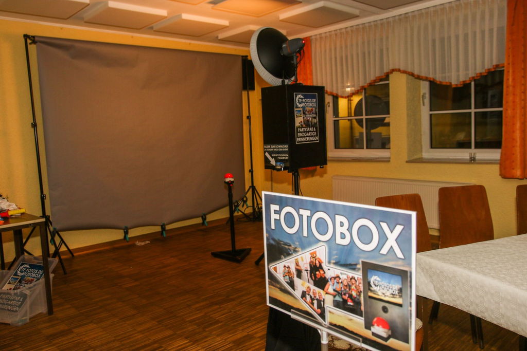 Fotobox Aufbau - Buzzer, Props & Studio Blitz sorgen für einzigartige Erinnerungen Fotobox Aufbau - Buzzer, Props & Studio Blitz sorgen für einzigartige Erinnerungen