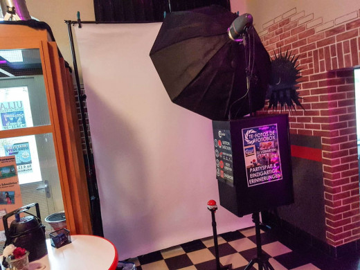 Fotobox Aufbau - Hintergrund, Buzzer & Photobooth mit Blitz