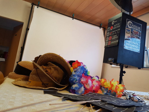 Fotobox Aufbau - Hintergrund, Buzzer & Photobooth mit Blitz